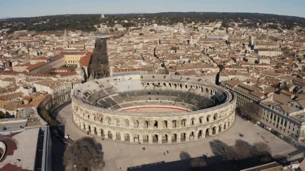 Αεροπλάνο γύρω από το ρωμαϊκό αμφιθέατρο Arena of Nimes ελλειπτικό κτίριο  - Πλάνα, βίντεο