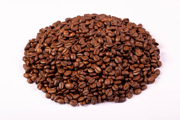 Κόκκοι καφέ σε ελαφρύ φόντο. Καβουρντισμένος καφές. - Φωτογραφία, εικόνα