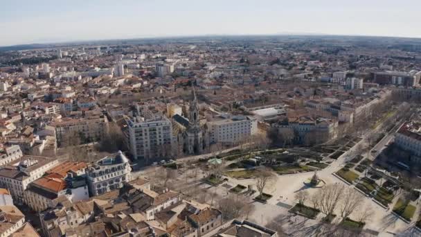 Vieille ville de Nîmes en France depuis une vue aérienne hiver journée ensoleillée - Séquence, vidéo