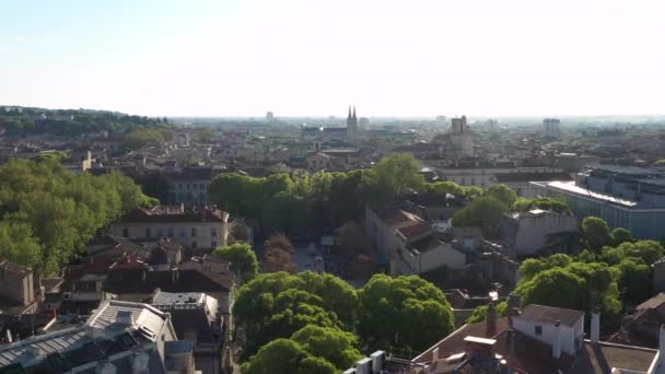 Bella mattina vista aerea durante la primavera di Piazza Assas a Nimes Francia Chiesa sullo sfondo - Filmati, video