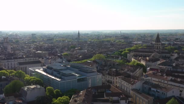 Carr d 'art μουσείο σύγχρονης τέχνης και δημοτική βιβλιοθήκη της πόλης Nimes Γαλλία εναέρια άποψη ηλιόλουστη μέρα - Πλάνα, βίντεο