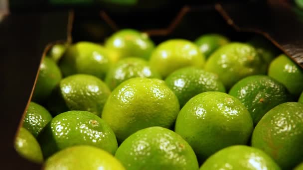 Naturfrüchte-Limetten im Lebensmittelgeschäft. Bauernmarkt-Abteilung im Supermarkt. - Filmmaterial, Video