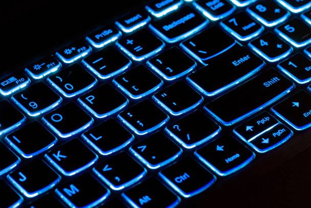 Aydınlatılmış mavi bilgisayar klavyesi - dizüstü bilgisayar, dizüstü bilgisayar - Fotoğraf, Görsel