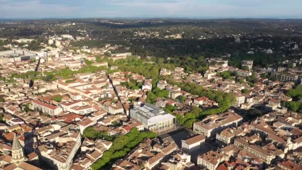 Belle journée ensoleillée de printemps vue aérienne sur le centre-ville de Nîmes Maison carre Jardins de la Fontaine - Séquence, vidéo
