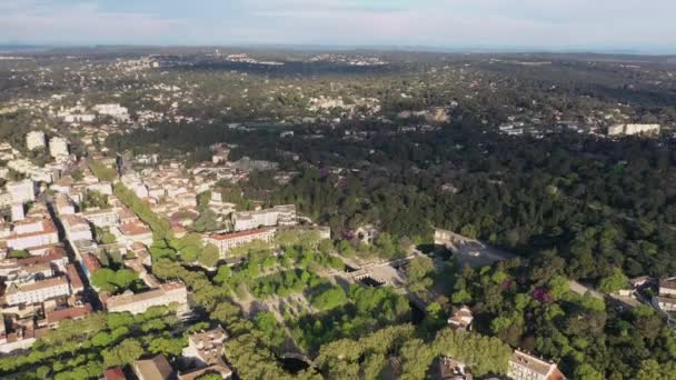 Jardins de la Fontaine aerea indietro viaggiando sopra Nimes Francia giornata di sole - Filmati, video