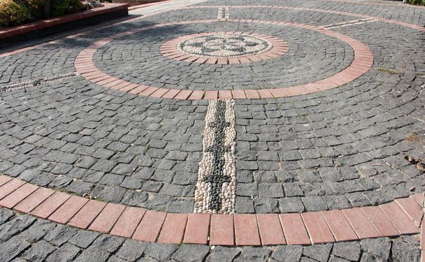strada lastricata in pietra decorativa nel parco - Foto, immagini