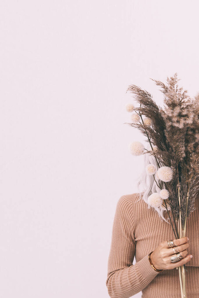 Стильная девушка с букетом осеннего декора - Фото, изображение