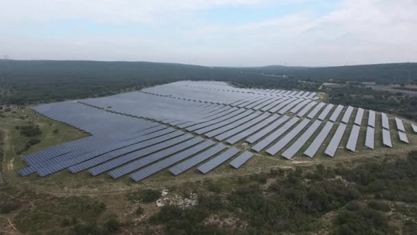 Vista aérea de una central fotovoltaica en Francia. Día nublado - Imágenes, Vídeo