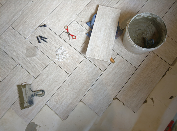 Albañil colocando un piso de gres porcelánico - Foto, imagen