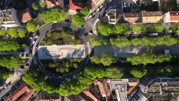 Avion de gauche à droite parcourant un rond-point à Nîmes avec l'avenue Jean-Jaurs France printemps - Séquence, vidéo