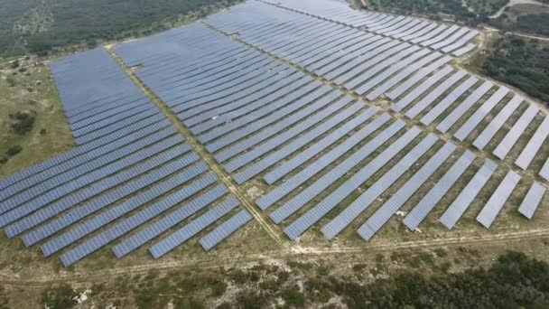Volando sobre un sistema fotovoltaico a gran escala. Parque solar en Francia día nublado - Imágenes, Vídeo