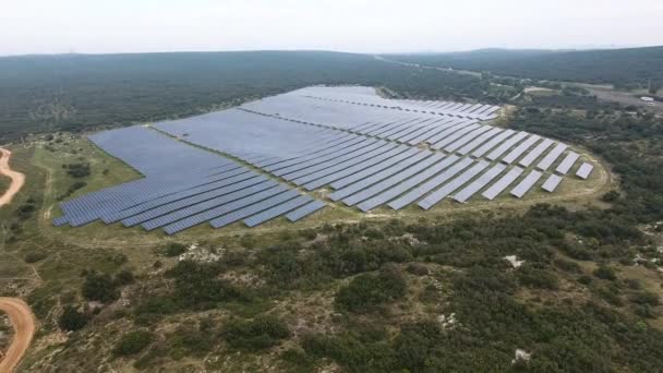 Grande vista aérea de um parque solar na França dia nublado - Filmagem, Vídeo