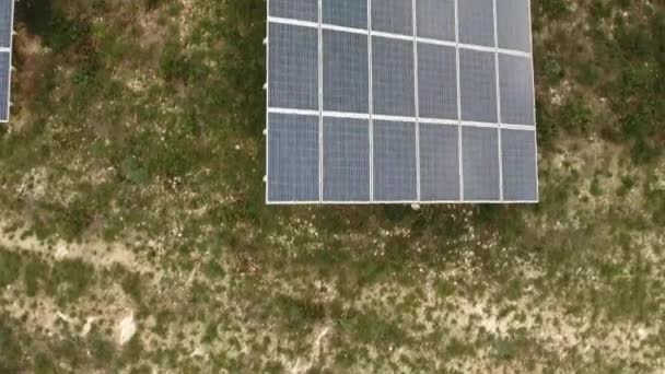 Widok z lotu ptaka nad modułami fotowoltaicznymi w pochmurny dzień parku słonecznego. Francja - Materiał filmowy, wideo
