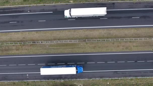 Drone függőleges fix lövés felett forgalmas autópálya. Autók és teherautók Franciaország - Felvétel, videó