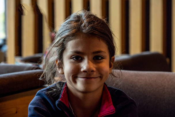 ritratto di una bambina con diverse espressioni facciali - Foto, immagini