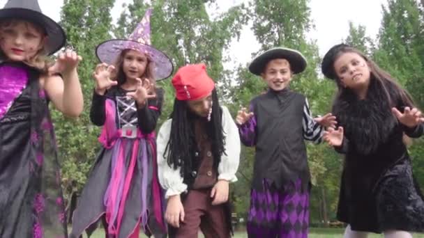 Kinder in Halloween-Kostümen gehen vor die Kamera - Filmmaterial, Video