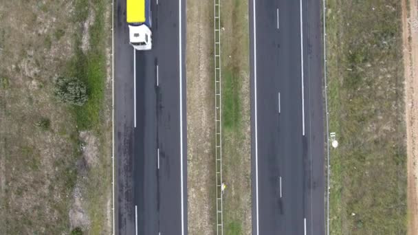 Fijar tiro aéreo por encima de una carretera con coches que pasan baja altitud - Metraje, vídeo