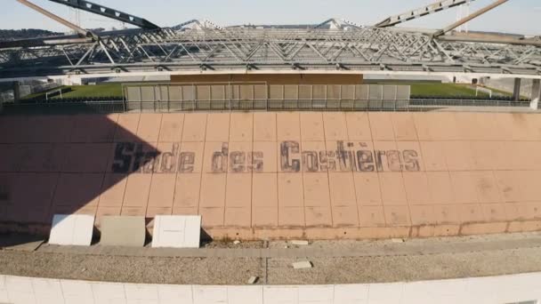 Löytää jalkapallokenttä stadionilla des Costires Nmes Ranska Gard antenni drone shot - Materiaali, video