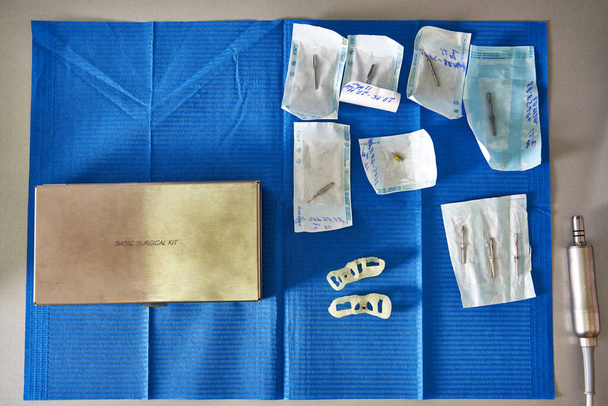 Fogászati eszközök készlete steril lezárt csomagolásban - Fotó, kép