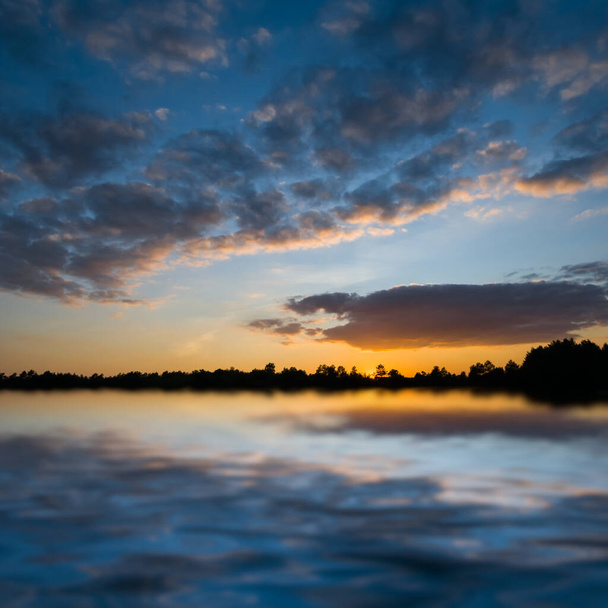 cielo serale riflesso in un lago, sfondo naturale - Foto, immagini