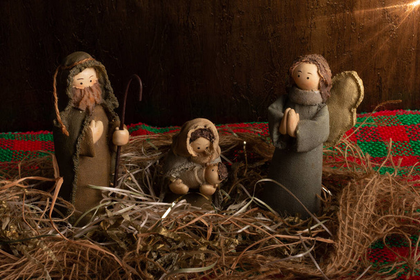 Παραδοσιακή Χριστουγεννιάτικη διακόσμηση. Σκηνή γέννησης με τη γέννηση του Χριστού. Ρουστίκ - Φωτογραφία, εικόνα