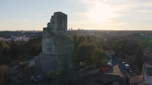 Aereo drone volo intorno Tour Magne e Jardins de la Fontaine a Nimes - Filmati, video