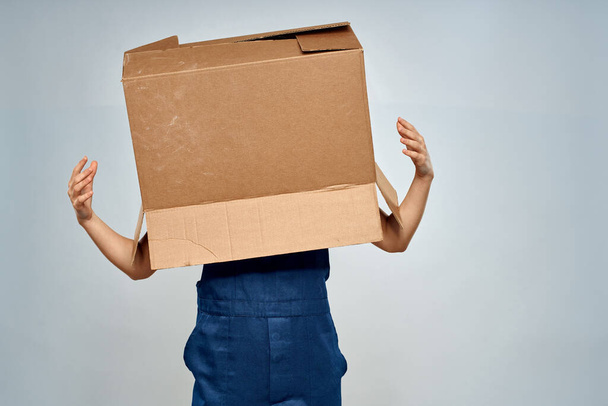 Mujer en uniforme de trabajo caja embalaje servicio estilo de vida - Foto, Imagen