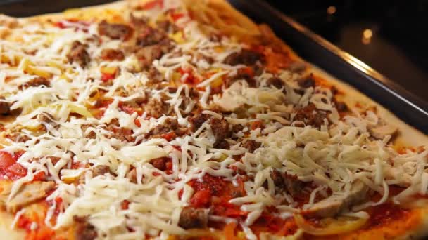 ピザにチーズを加える。家庭料理の選択的焦点 - 映像、動画
