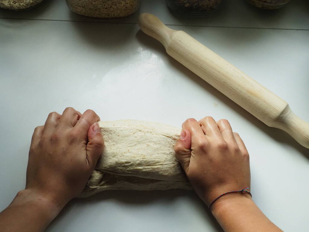 Χέρια γυναίκας με ζύμη ψωμιού - Φωτογραφία, εικόνα