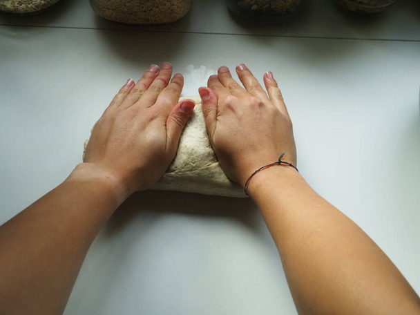 Χέρια γυναίκας με ζύμη ψωμιού - Φωτογραφία, εικόνα