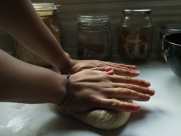 Hände einer Frau mit einem Brotteig - Foto, Bild