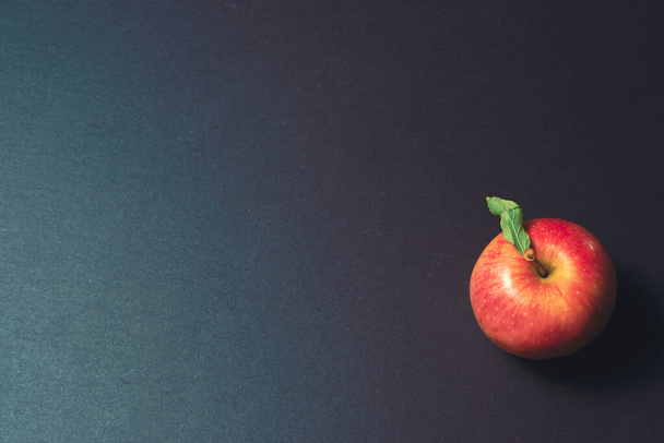 one apple on a kitchen stone table isolated background pattern - Valokuva, kuva