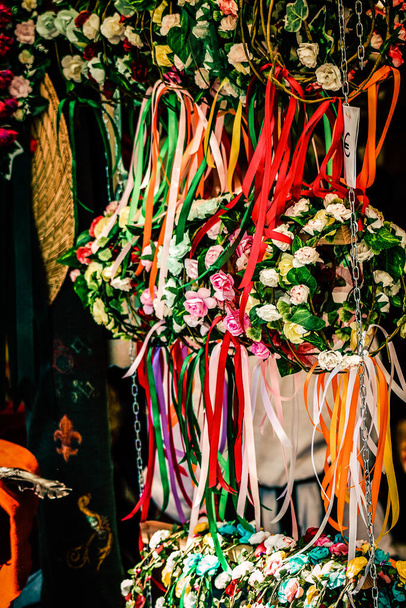 Nahaufnahme von dekorativen Gegenständen, die in einem Souvenirladen für Touristen in der Innenstadt verkauft werden - Foto, Bild