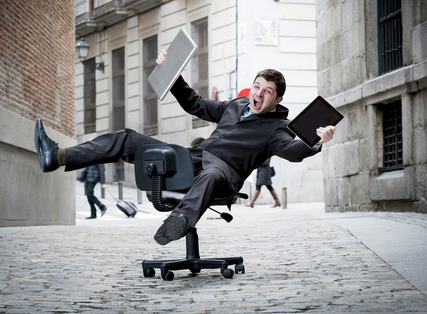  obchodní muž kolejových kopce na židli s počítačem a tablet - Fotografie, Obrázek