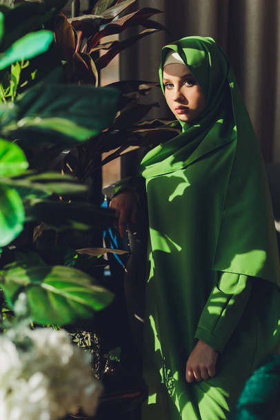 Muotokuva kaunis, tyylikäs ja houkutteleva nuori malaiji Aasian musliminainen mekko ja hijab huivi. - Valokuva, kuva