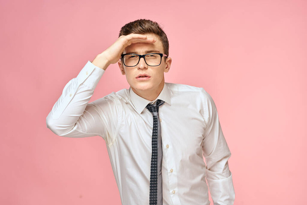 Business man in white shirt with tie wearing glasses self-confidence official pink background - Foto, imagen