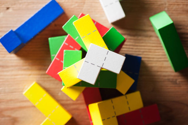kleurrijke houten puzzelblokken speelgoed, houten bouwblokken met geometrische vormen. - Foto, afbeelding