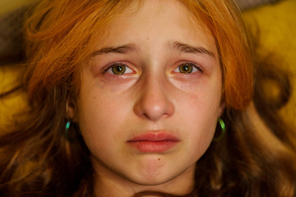 Portré kislányról, aki sír könnyekkel az arcán. Kislány sír. A 9 éves lány nagyon zaklatott. Tinédzser problémák. 9-10 éves lány átalakulóban. Szomorúság. - Fotó, kép