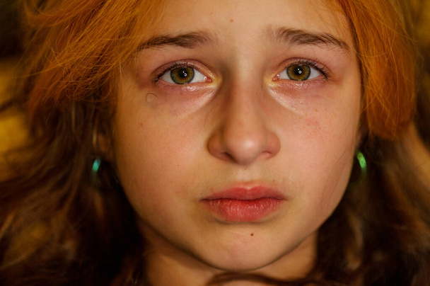 Portrait de petite fille pleurant avec des larmes qui coulent sur ses joues. Une fille qui pleure. Fille 9 ans est très contrarié. Problèmes d'adolescence. Fille de 9 ou 10 ans en transition. Tristesse. - Photo, image