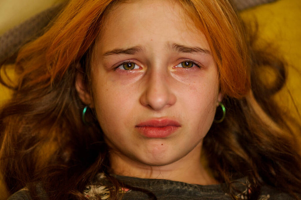 Πορτρέτο του μικρού κοριτσιού που κλαίει με δάκρυα να κυλούν στα μάγουλά της. Το κορίτσι κλαίει. Κορίτσι 9 ετών είναι πολύ αναστατωμένος. Προβλήματα εφηβείας. 9 ή 10 ετών κορίτσι σε μεταβατικό στάδιο. Θλίψη. - Φωτογραφία, εικόνα