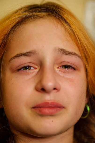 Retrato de uma menina chorando com lágrimas rolando pelas bochechas. Menina chorando. Menina 9 anos é muito chateado. Problemas na adolescência. Menina de 9 ou 10 anos em transição. Tristeza. - Foto, Imagem