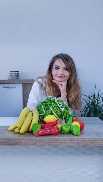 Dietitian doctor with healthy food in her office - Foto, Imagem
