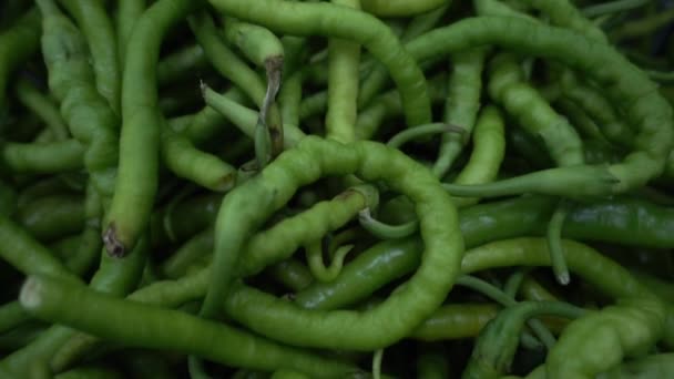 Pile των πράσινων πιπεριών στον πάγκο της αγοράς - Πλάνα, βίντεο