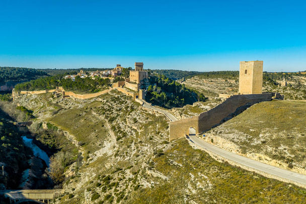 Luftaufnahme der Burg von Alarcon, des Paradors und der Befestigungsanlagen entlang des Flusses Jucar in der Provinz Cuenca - Foto, Bild