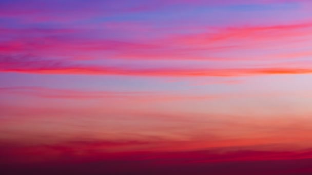 Time lapse zonsondergang en prachtige schemering pluizige storm bewolkt blauw en gele hemel soepel stromend naar fantastische geest. Rainny goede avond en hebben een mooie dag concept - Video