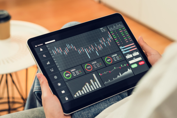 Koncepcja rynku giełdowego, Hand Trader touch na tablecie cyfrowym z wykresami analizy linii świec na stole w domu, schematy na ekranie. - Zdjęcie, obraz