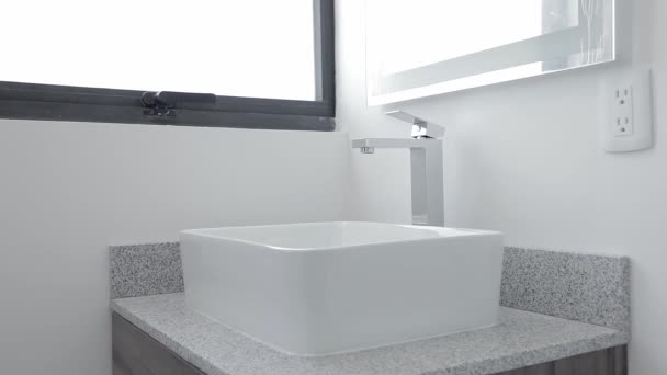 Abschließbares Waschbecken auf Marmorsockel in einem luxuriösen Appartement-Badezimmer. Steckdosen für Immobilienprojekte - Filmmaterial, Video