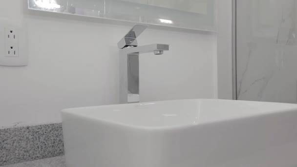 Afsluitbare wastafel op een marmeren basis in een luxe appartement badkamer. Sockets voor vastgoedprojecten - Video