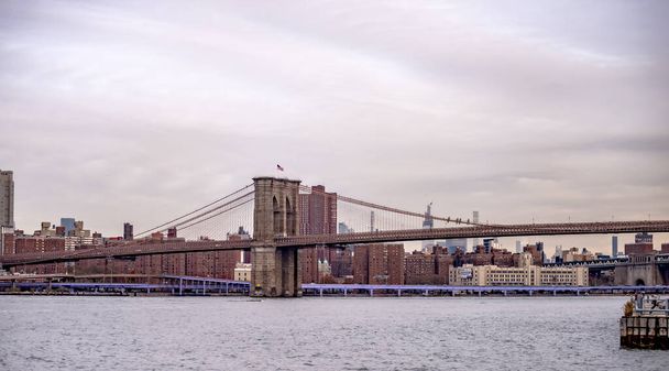 Нью-Йоркський міський пейзаж в похмурий день
 - Фото, зображення