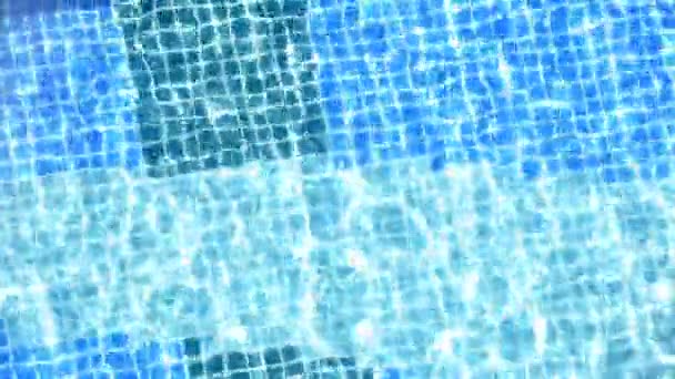 4K άποψη κορυφή της φρεσκάδας μπλε πισίνα αντανακλούν με λαμπερό φως του ήλιου το πρωί. Νέο φόντο - Πλάνα, βίντεο